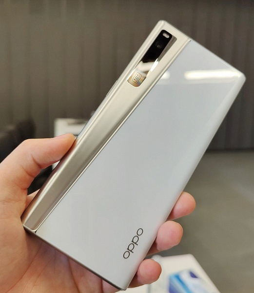 Первый в мире смартфон со сворачивающимся экраном — Oppo X 2021 — живьём на фото и видео